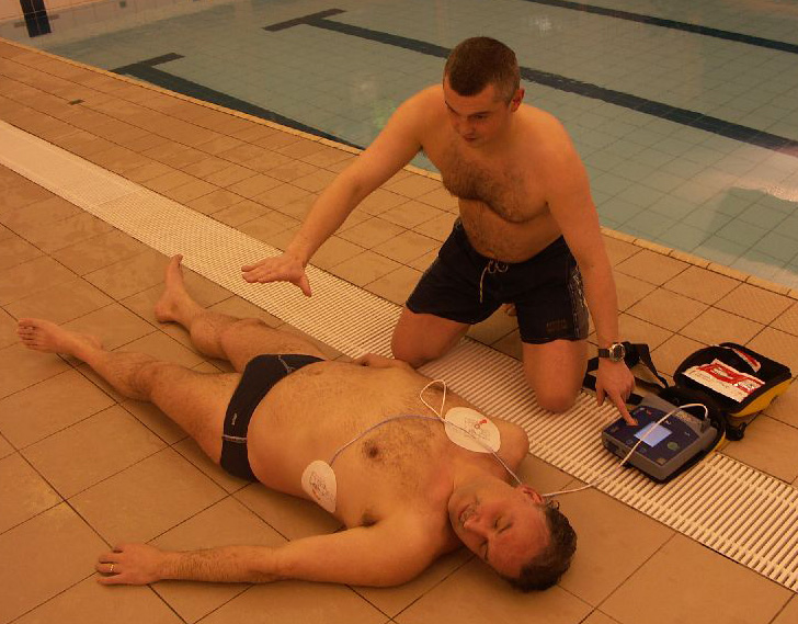 Weren AED’s in zwembaden HARTstikke stom?