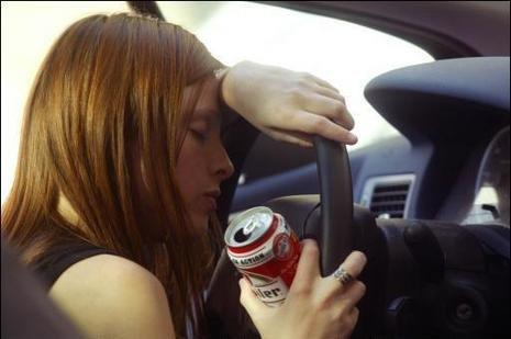 Vrouw in auto is een drankschuit…