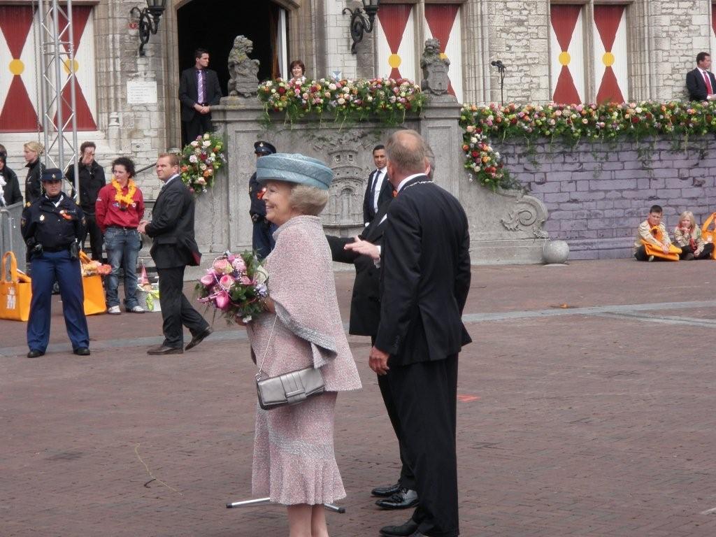 Koningin onthult reliëfs Willem van Oranje in Middelburg!