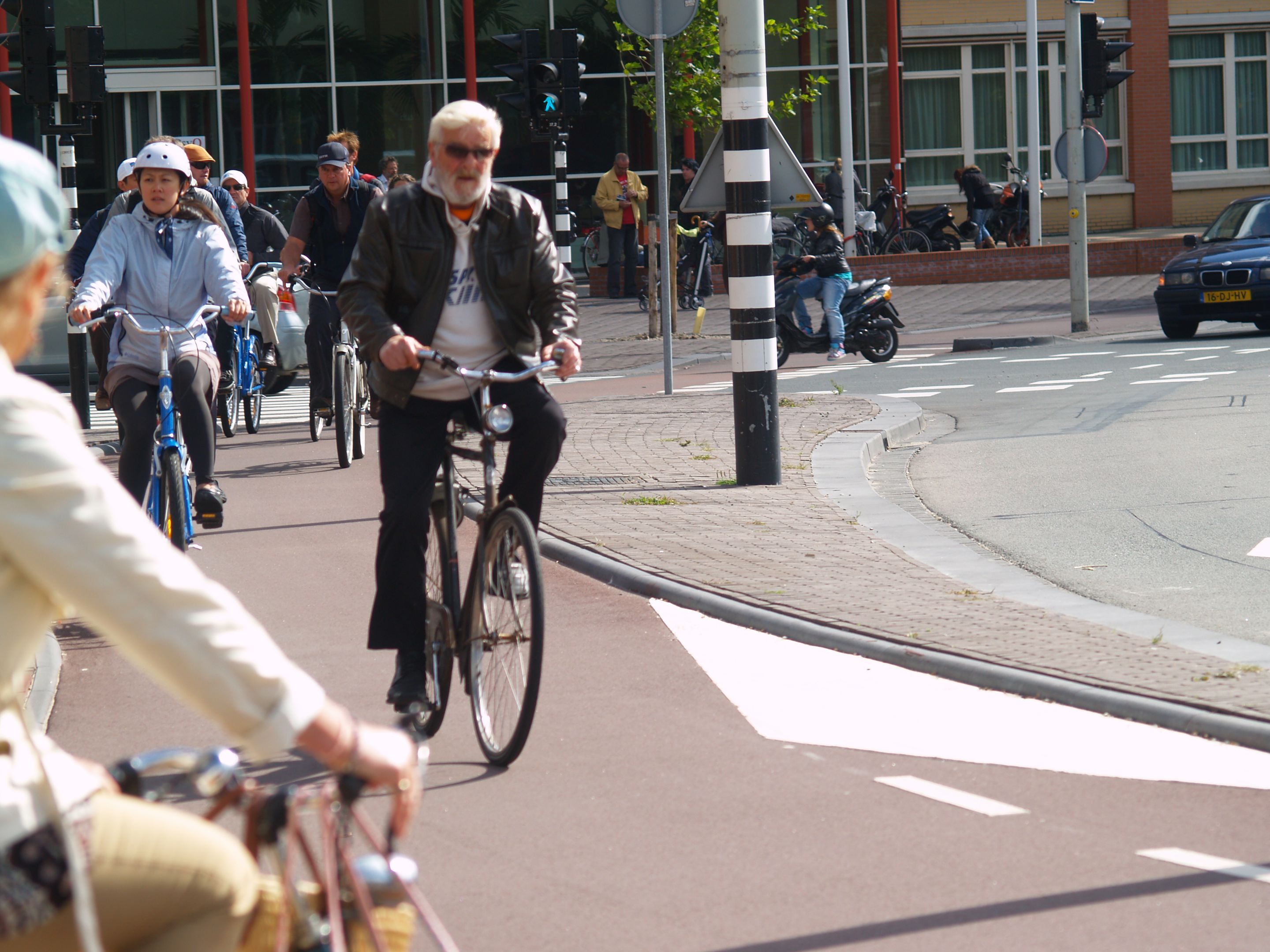 Vlissings raadslid Hirdes wil af van 70 jaar oude fietspaden!