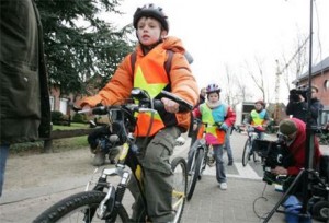 fietsende schoolkinderen