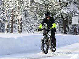 fietsen sneeuw oudere